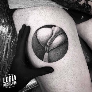tatuaje_mano_culo_vagina_muslo_logia_barcelona_mace_cosmos    